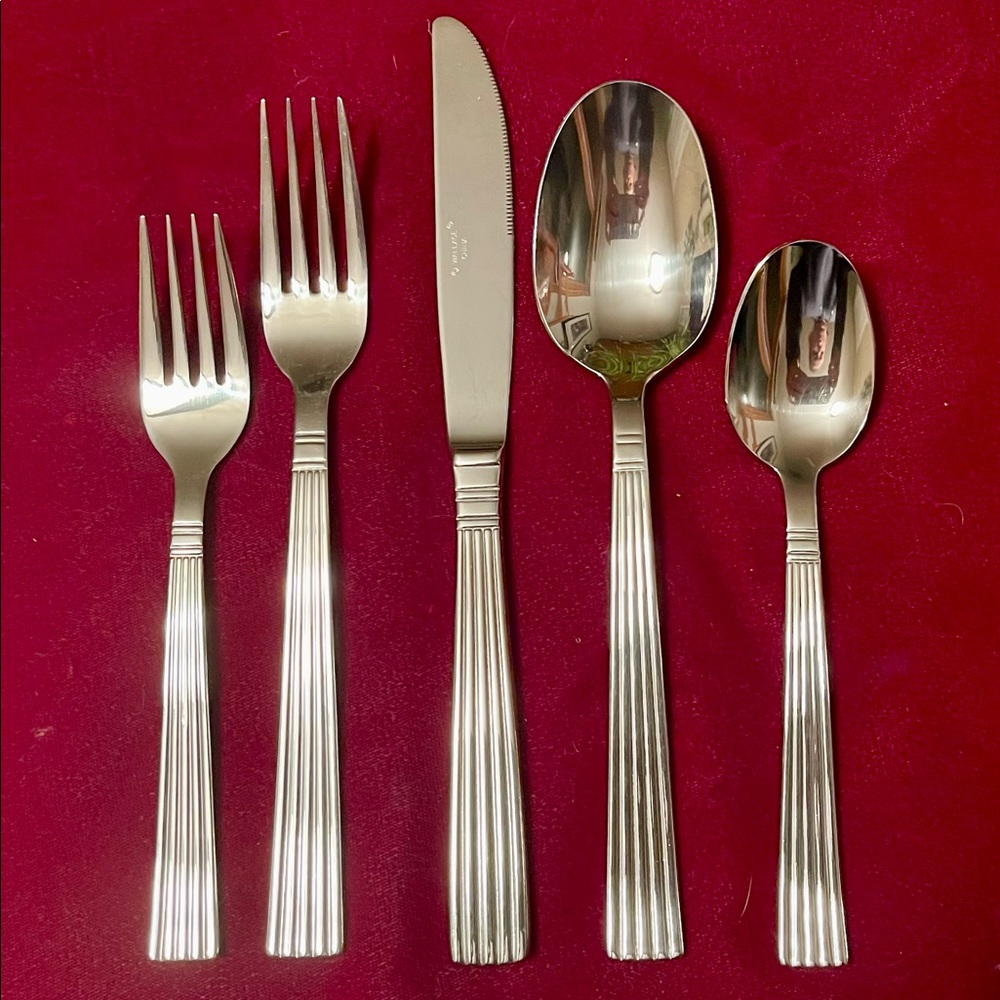 Rare NIB Wallace “Manhattan” Stainless Steel service for 12 w/ serving pieces.